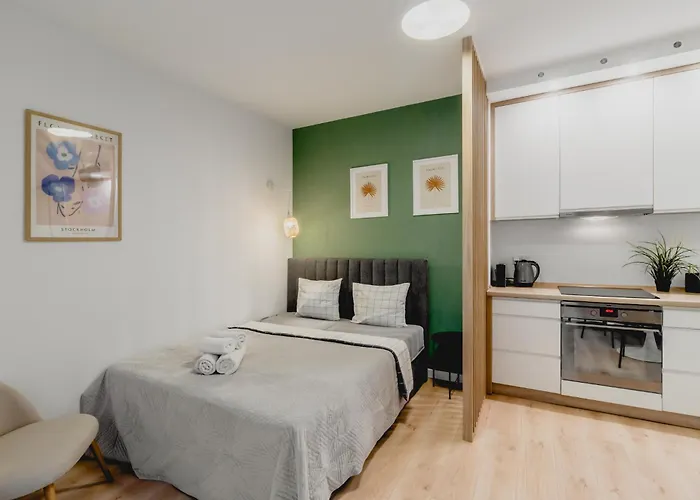 Urban Chic - Center - Luxury - Towarowaab Street