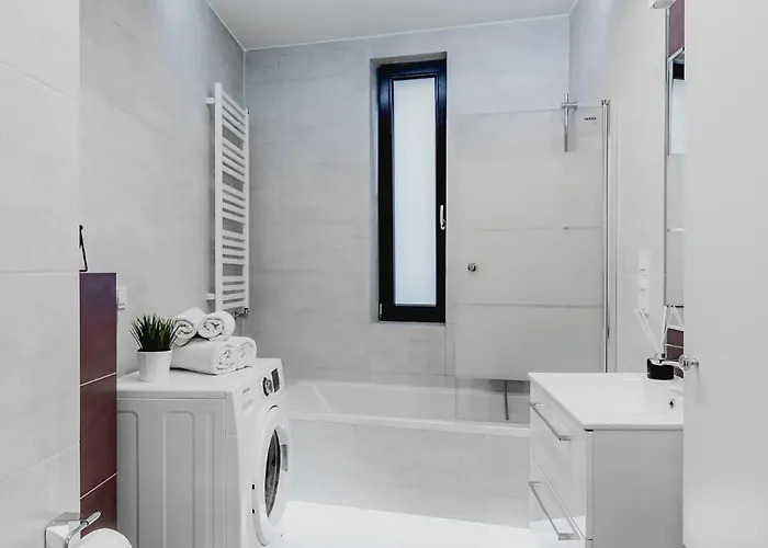 Urban Chic - Center - Luxury - Towarowaab Street