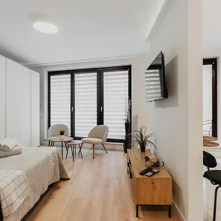 Urban Chic - Center - Luxury - Towarowaab Street