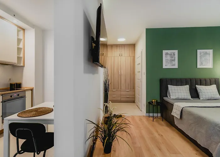 Urban Chic - Center - Luxury - Towarowaab Street *